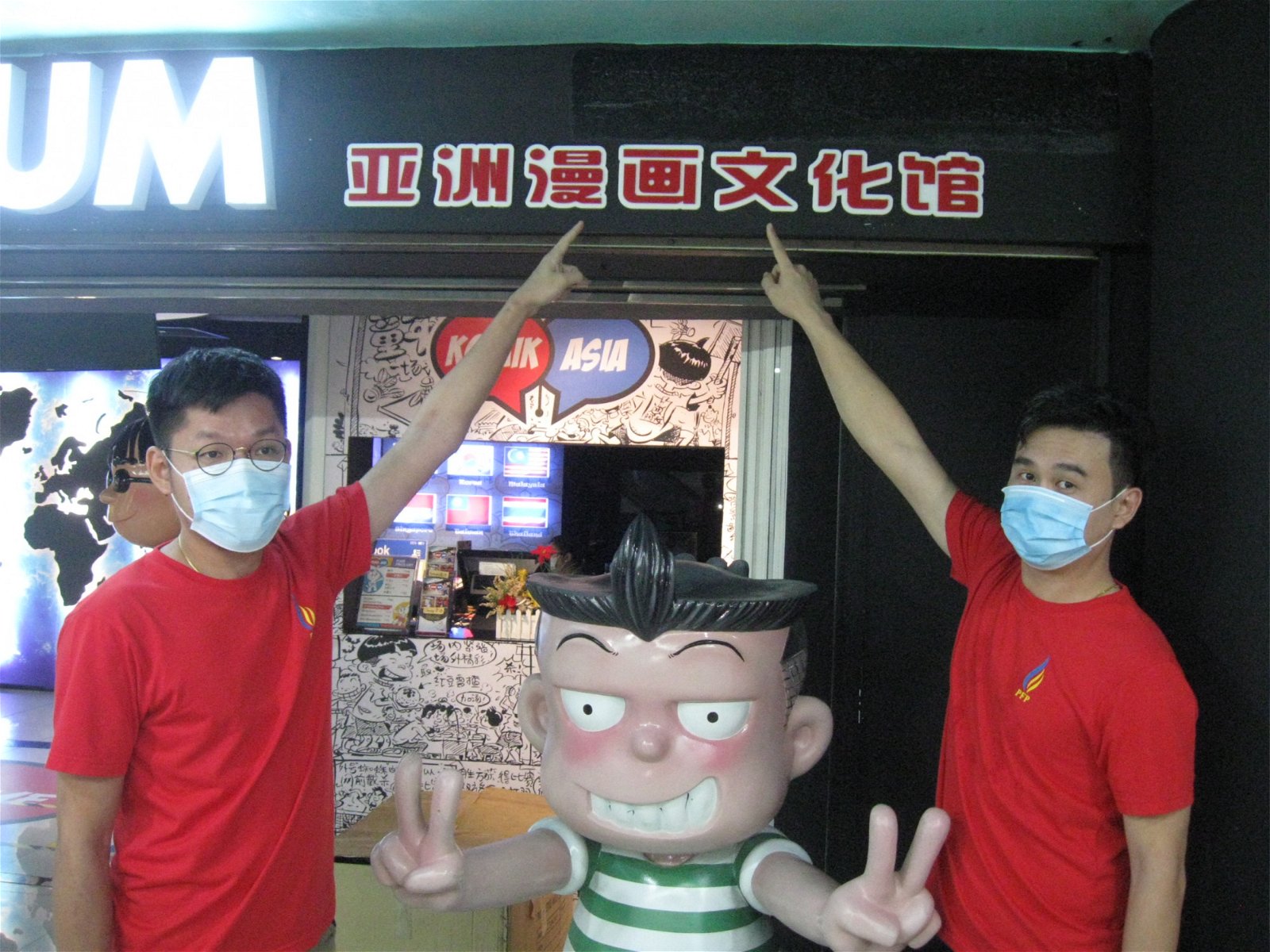 槟州前进党青年团署理团长刘义仁（左起）和黄宗汉指槟州漫画文化馆的公司名字被涂掉了。