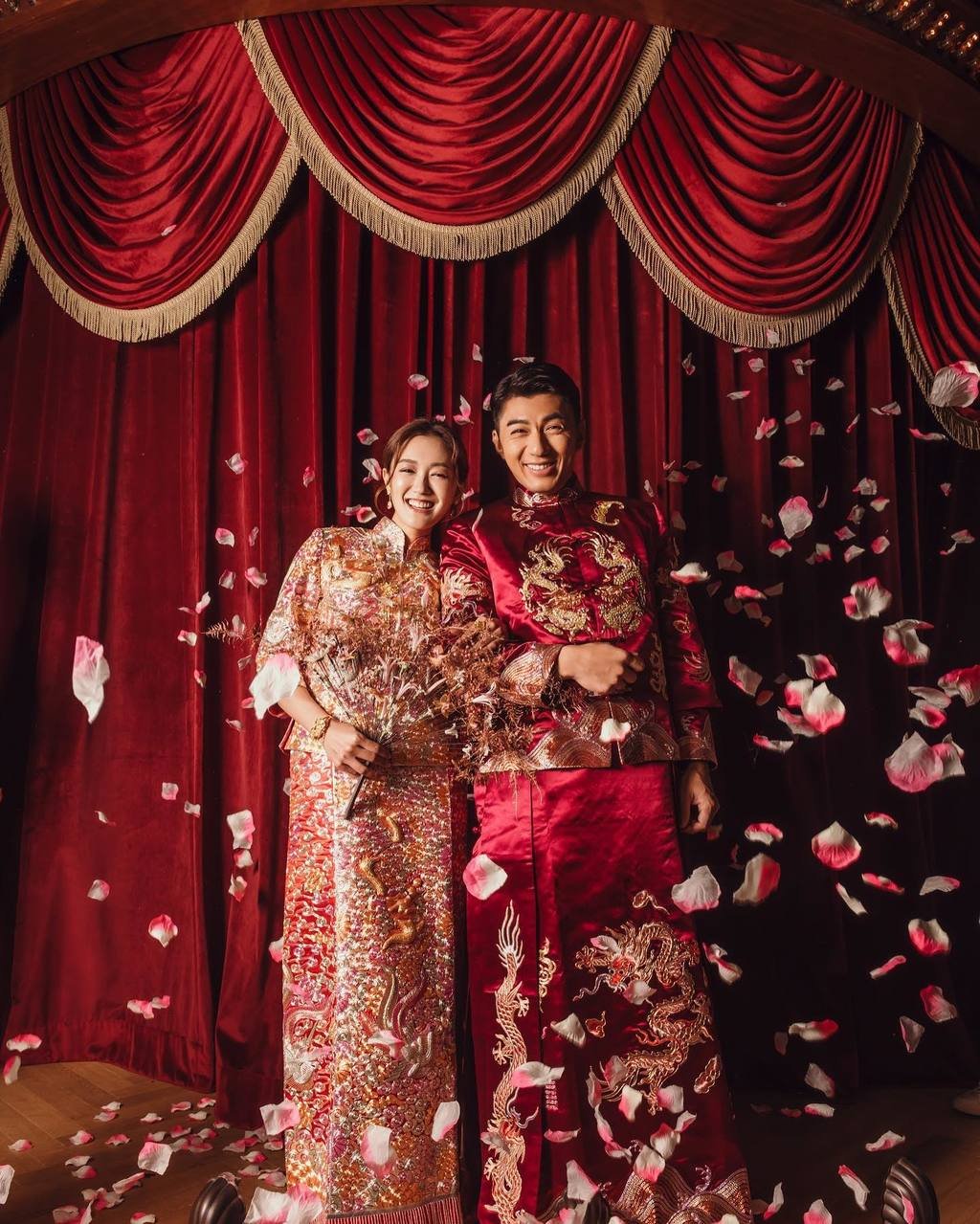袁伟豪和张宝儿以简约仪式完成结婚注册。