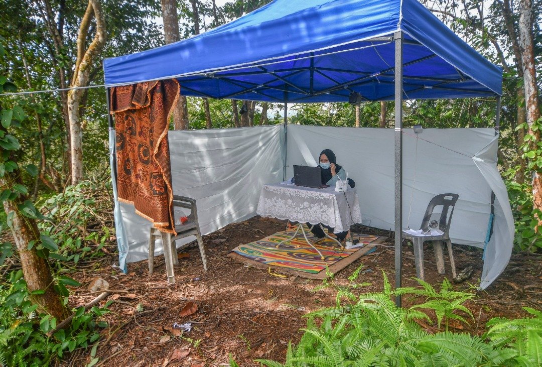 为了获得网络信号，诺丽达在临时帐篷应考和复习，并且还得随身携带蚊虫药水，以驱赶蚊虫。