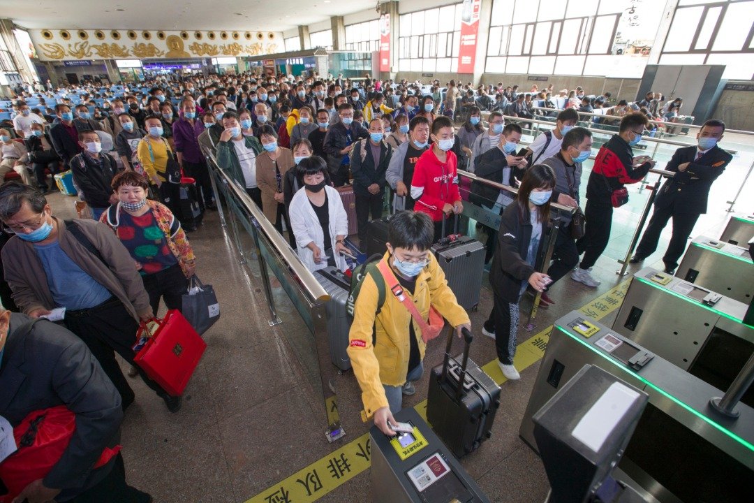 一连8日的中国国庆及中秋长假期周四开始，在山西省太原市火车站，旅客在候车室排队检票乘车。外界预估，8天长假将迎来“报复性出游”，太原火车站迎来客流高峰。