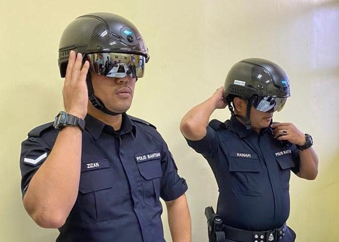 辅警戴著温度扫描头盔巡逻，从中监测出有症状的乘客，借此提高乘客的信心。