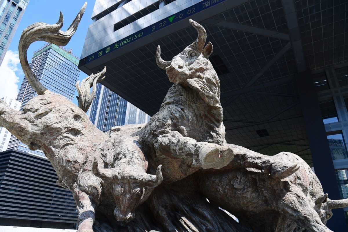 深圳证券交易所于1990年12月1日开始营业，成为中国两大证券交易所之一。经过多年发展，一批又一批的企业在深交所挂牌上市。这是深圳证券交易所广场前的牛雕塑。（图取自中新社）