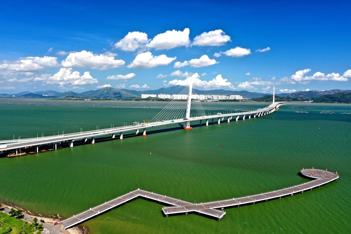 深圳湾大桥横跨深圳及香港全长5.5公里，2007年7月1日通车，来往港深两地只需10至15分钟。（图取自中新社）