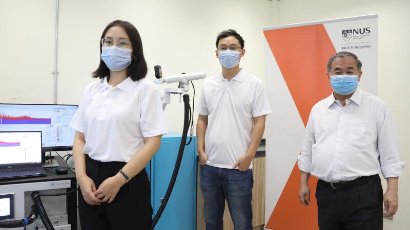 贾祝楠（左起）和杜放成功研发呼气检测新冠病毒的仪器。右为梅彦。