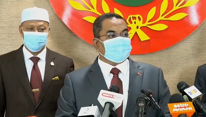 莫哈末沙努西（右）在行政议会例常记者会，回应媒体询问，旁为行政议员万罗玛尼。