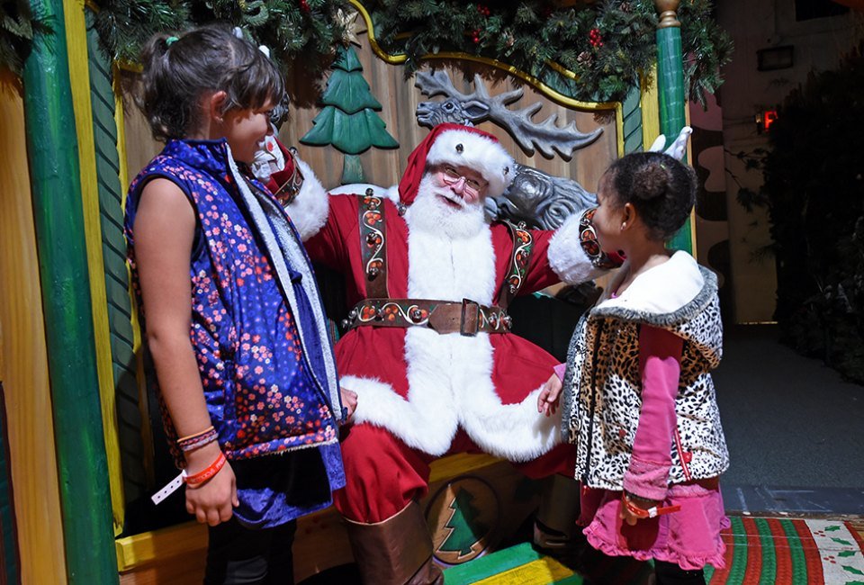 为避免疫情传播，位于纽约梅西百货公司旗舰店将不会安排圣诞老人与小朋友见面和。