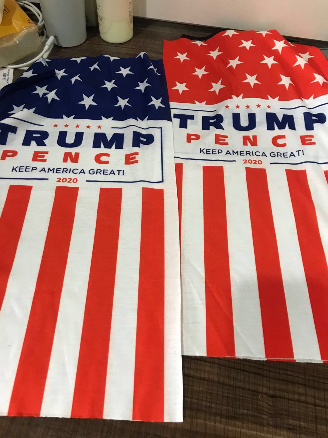 大量美国总统大选的应援物品出口自义乌，例如支持特朗普的头巾、旗帜、面具，以及各种五花八门的竞选口罩。
