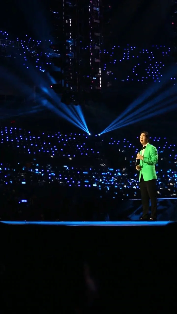 网民贴出当晚只有吴建豪一人在台上，与投影合唱的照片。（图取自网络）