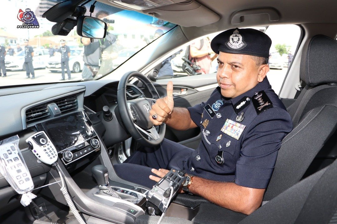 阿育甘亲自试驾巡逻车，并希望增加巡逻车配额，可协助警方加强维持地方治安。