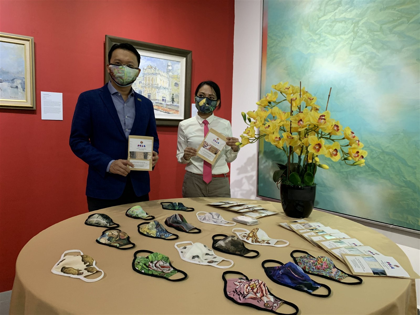 杨顺兴（左）展示槟州博物馆推出的布口罩