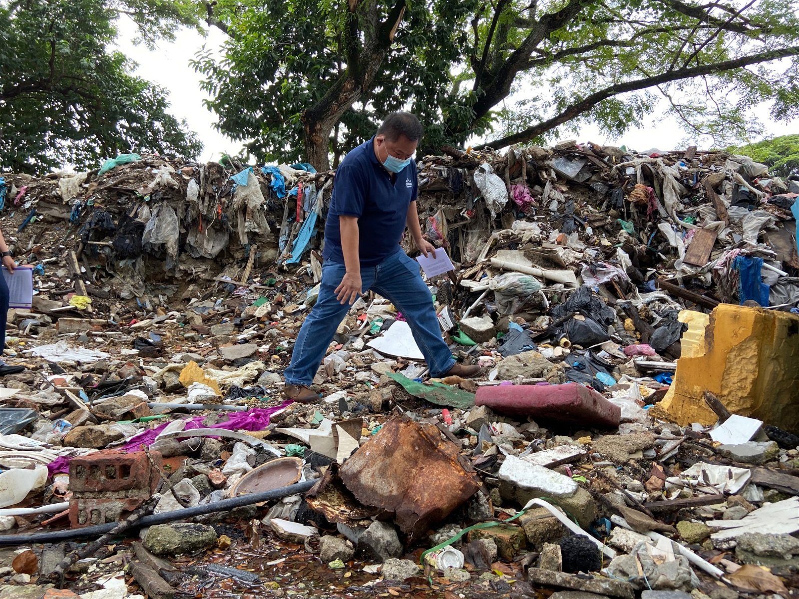 邱显昌表示，他首次在双溪赖一代发现非法垃圾场。