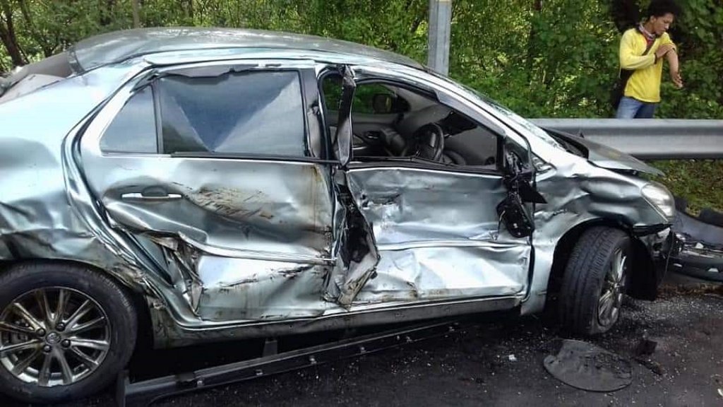 宝腾威拉（左起）及2轿丰田威驰被严重撞毁，其中一辆车内5名华裔男女受轻伤。（图取自网络）