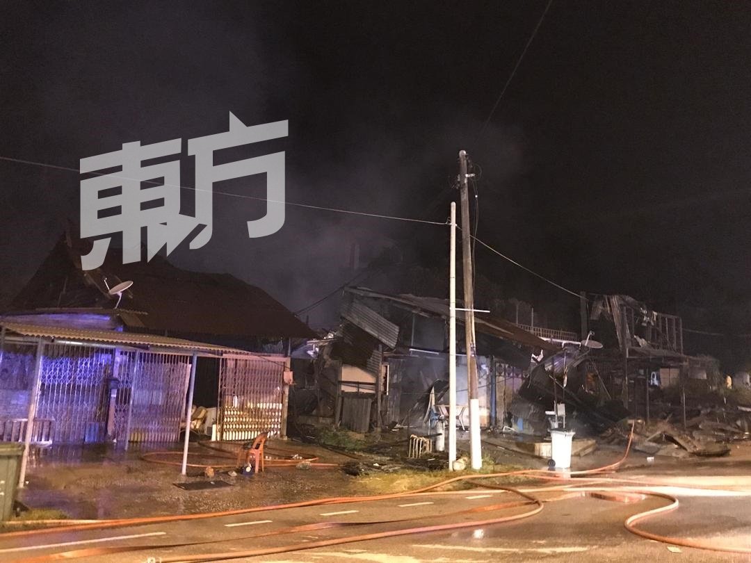 野新市镇5间单位发生火灾，其中4间100%烧毁。