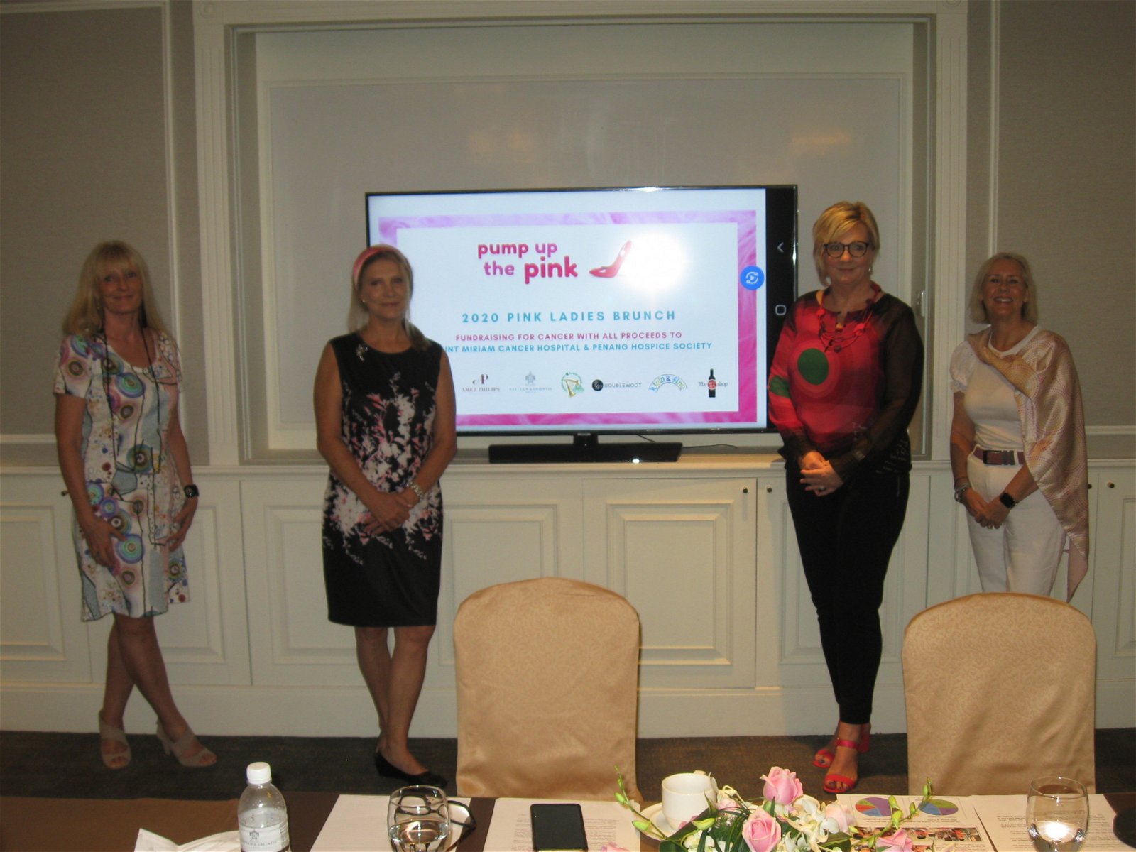 苏西（右2）宣布今年的12届甜美粉红女郎日将在10月9日举办。左起为特丽莎、缇娜、和蒂波拉。