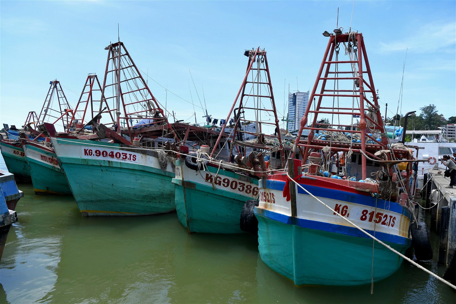 登嘉楼州海事执法机构7月通过海马行动，在距离瓜登岸外117至135海里处，取缔7艘越南渔船，并扣留83名年龄介于16至68岁的船长及船员，图为被扣留的越南渔船。
