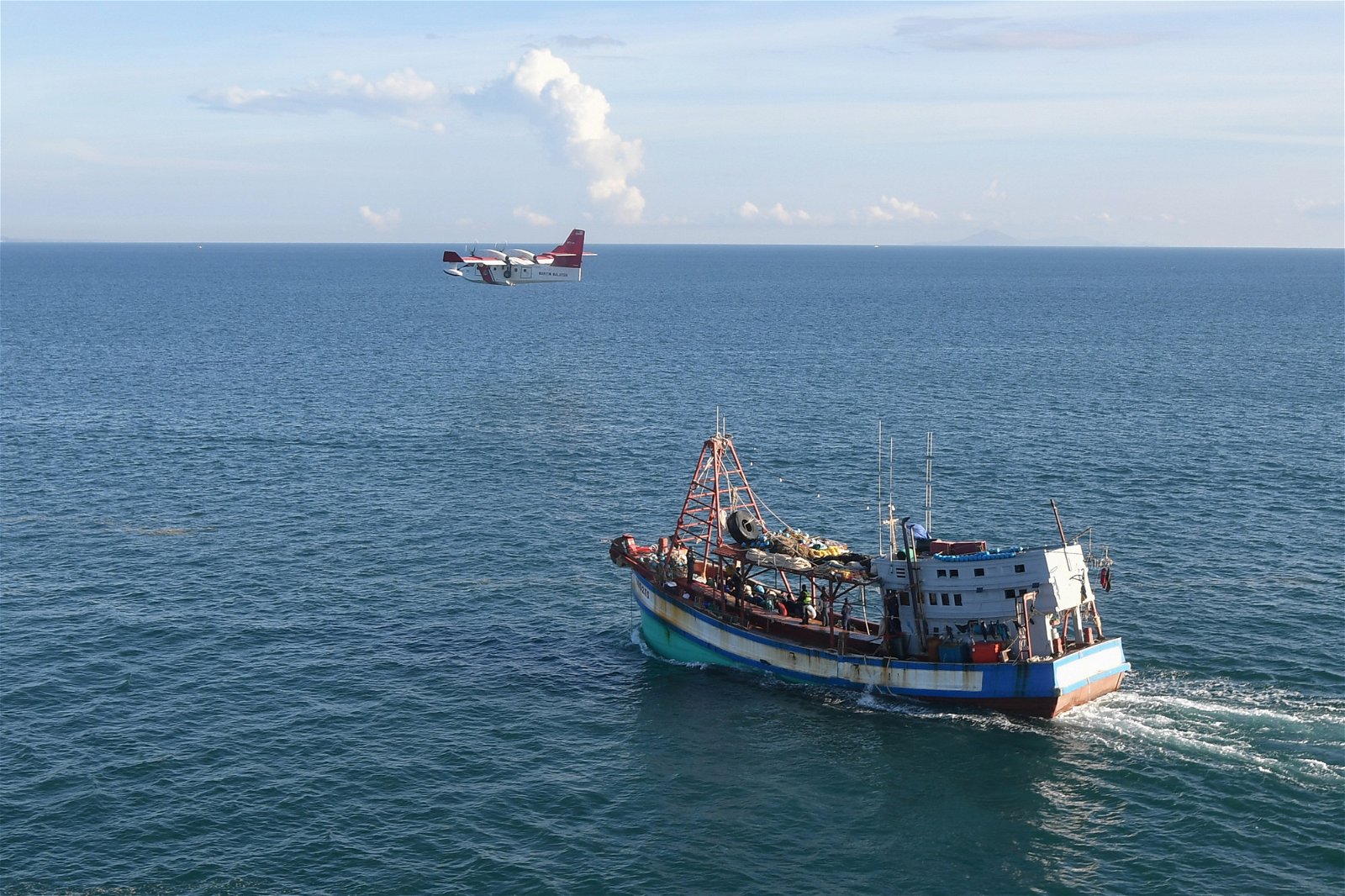 大马海事执法机构以庞巴迪CL-415水陆两栖飞机，在空中监视被扣押的越南渔船。