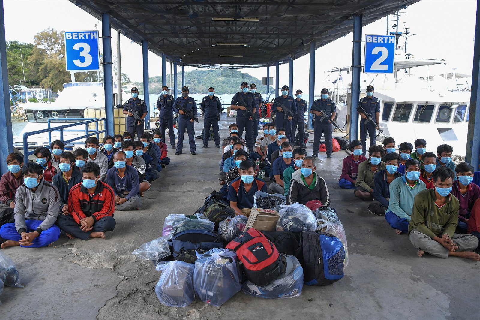 大马海事执法机构自6月24日展开“海马行动”（Kuda Laut），主要打击擅自闯入我国海域的越南渔船。于今年8月16日和17日两天内，大马海事执法机构在瓜拉甘马挽岸外68至147海里的海域展开“海马行动”，成功逮捕111名年龄介于17岁至55岁的非法越南渔民，被扣留的渔船、渔获、柴油等用具，总值超过1000万令吉。