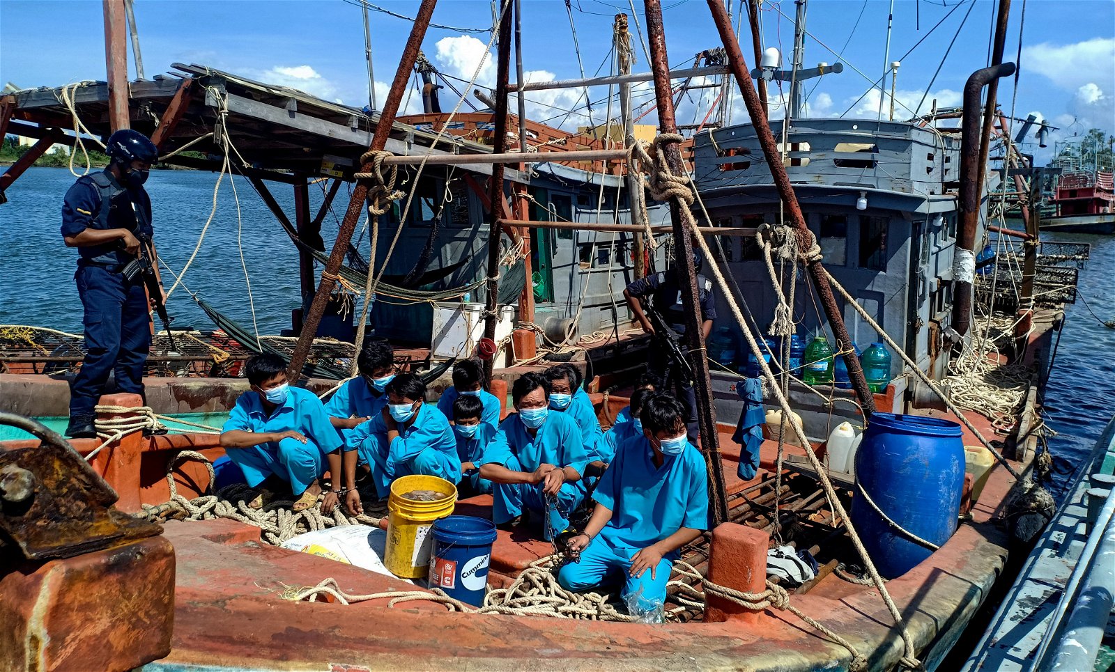 越南渔船频频闯入我国海域捕鱼，尽管当局积极打击，逮捕了大批船员和扣押船只，但依然屡禁不止。图为大马海事执法机构在7月21日拦截扣查2艘越南渔船，逮捕了11名船员，他们涉嫌在吉兰丹海域非法捕捞海参，执法人员也不敢掉以轻心，持枪戒备严防渔民反抗。