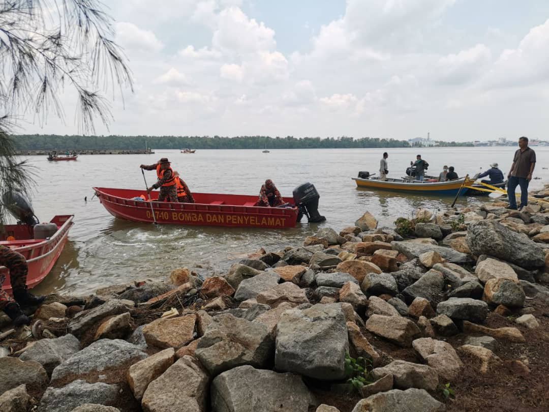 2名渔民在麻坡皇家丹绒附近海域从渔船坠入海后被大浪卷走，图为闻讯而来的各单位搜救部队配合当地渔民展开搜救工作。（图取自柔消拯局）