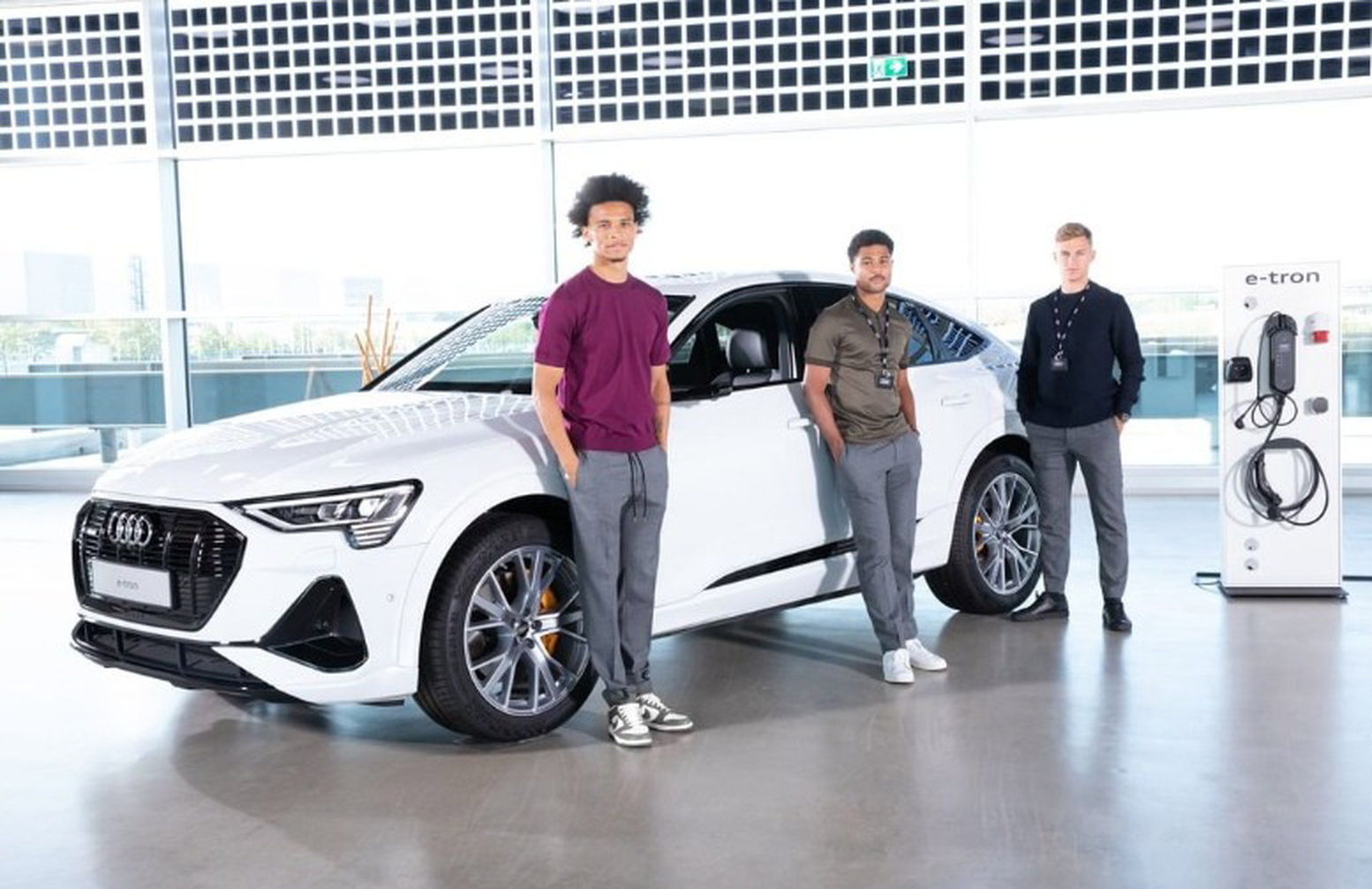 新援萨内（左）喜获赞助商奥迪提供给拜仁一线队球员的新车。