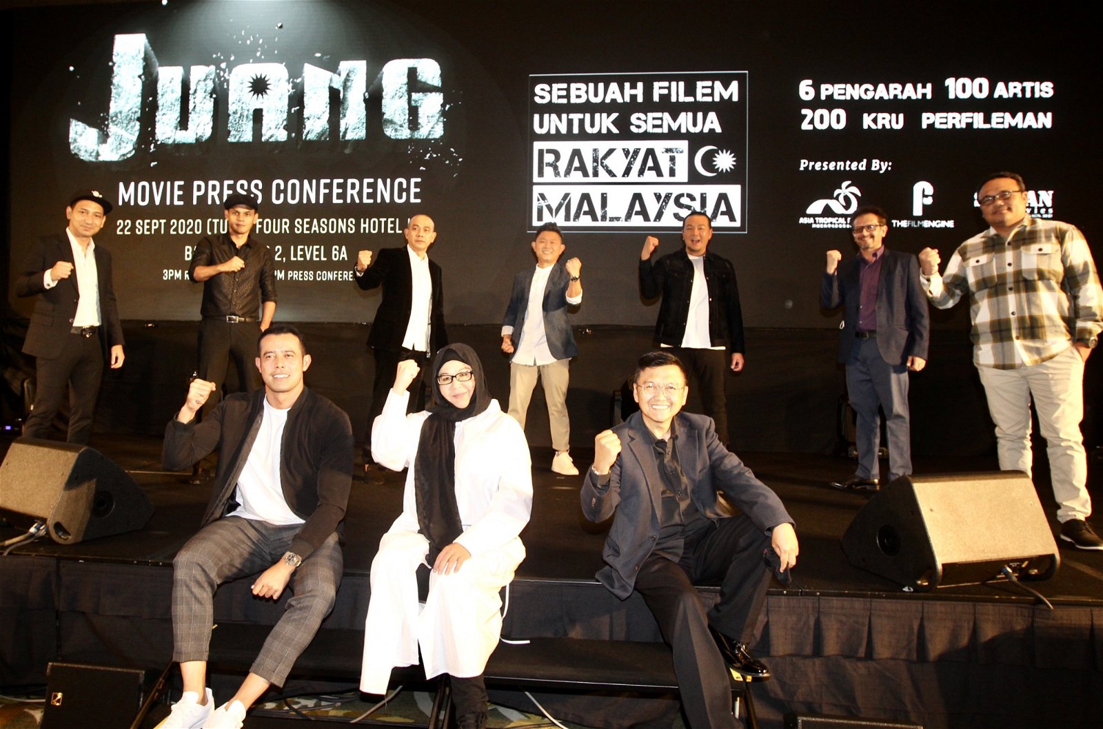 《JUANG》导演、监制和演员们为电影进行推介。站者左起为兹山拉萨、尤斯里阿都哈林、罗山诺、赖健雄、林德荣、 卡比尔巴迪亚和奥斯曼阿里；坐者为祖阿里芬、尔玛法蒂玛和阿兹奥斯曼。