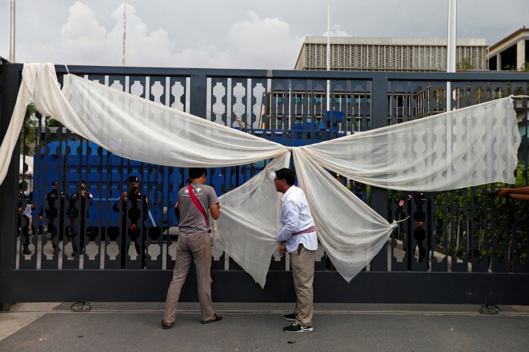 抗议者在泰国国会的门闸绑上横额及白丝带，要求泰国政府进行宪法改革。