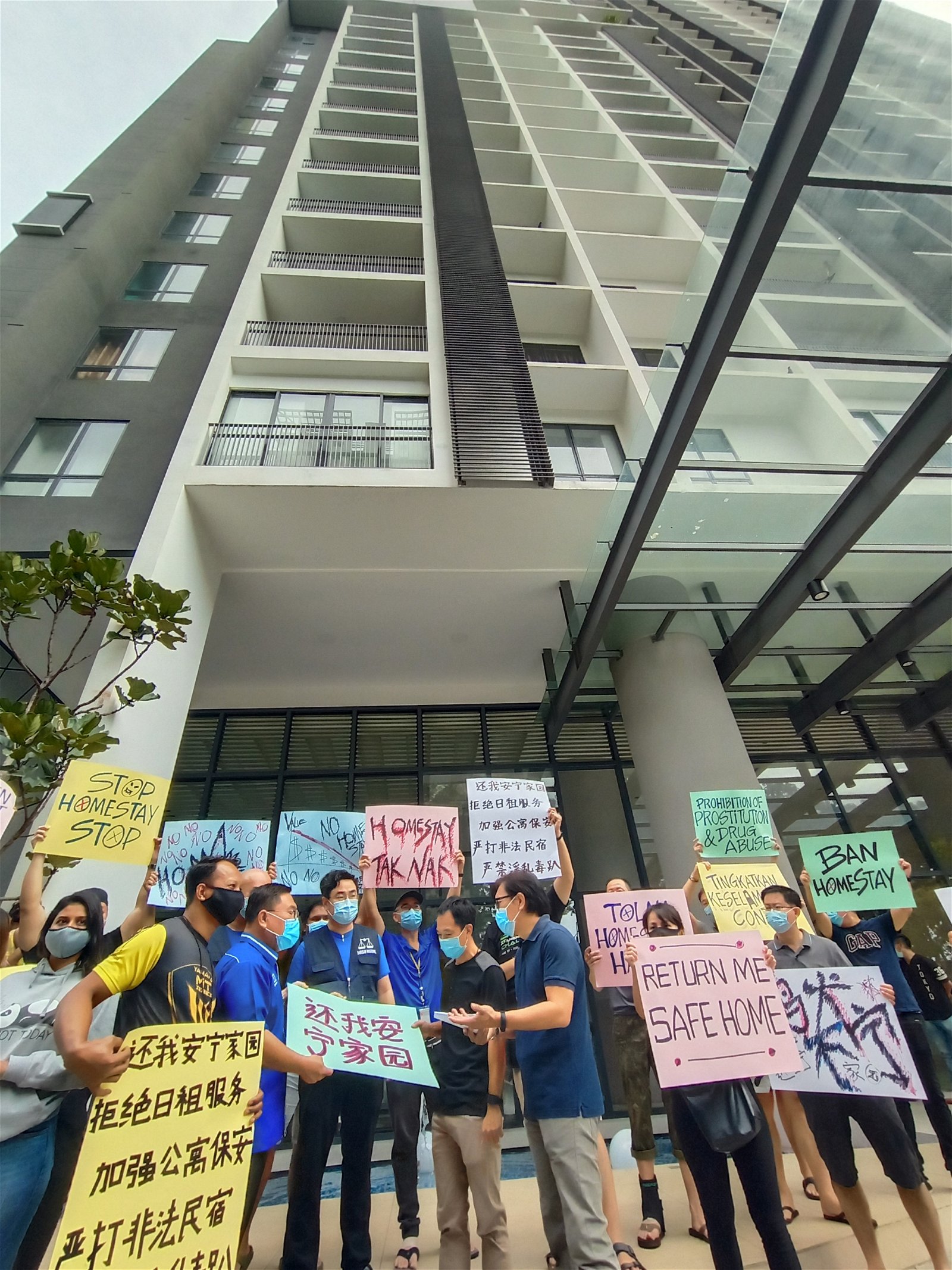 约30名居民于周日高举大字报，抗议该高级公寓沦为民宿，引来低素质租户。