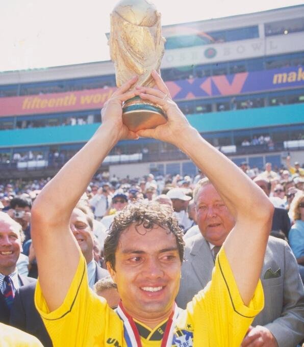 布兰科在1994年世界杯捧起大力神杯。