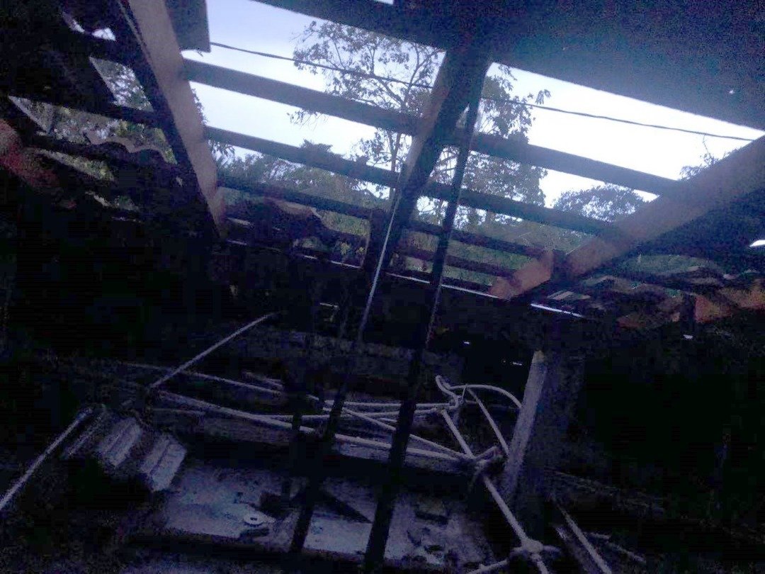 强风来袭亚罗士打2个花园住宅区掀起屋瓦后，屋顶上面已呈“真空”状态。