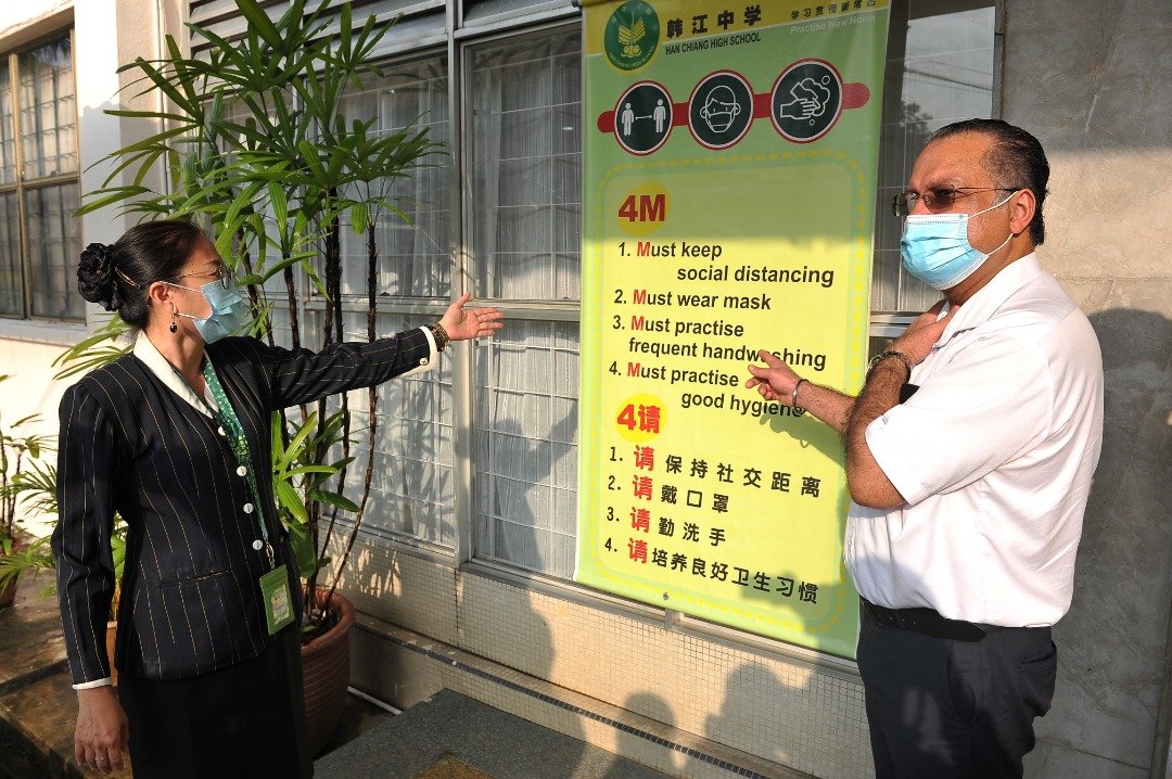韩江中心的防疫标准作业程序获得佳日星（右）的表扬。