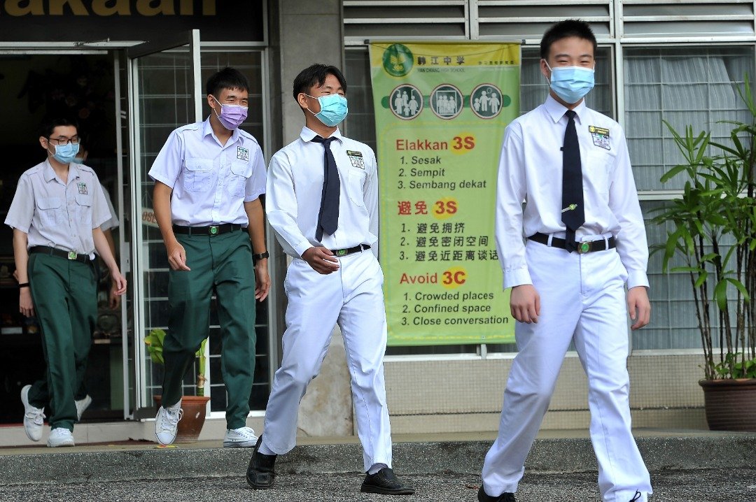 韩江中学的学生都有遵守SOP，不仅戴口罩，同学之间也有保持人身距离。