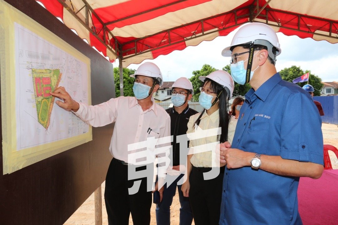 黄友凤（前排左2起）与马汉顺聆听培才华小建校委员会署理主席陈星明（前排左）讲解该校图测。（摄影：刘维杰）