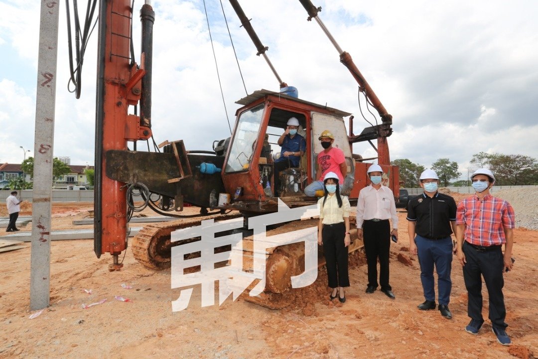 马汉顺（后排左），为武吉英达培才华小进行打桩仪式，将该校建校进展带入新阶段。 （ 摄影：刘维杰）