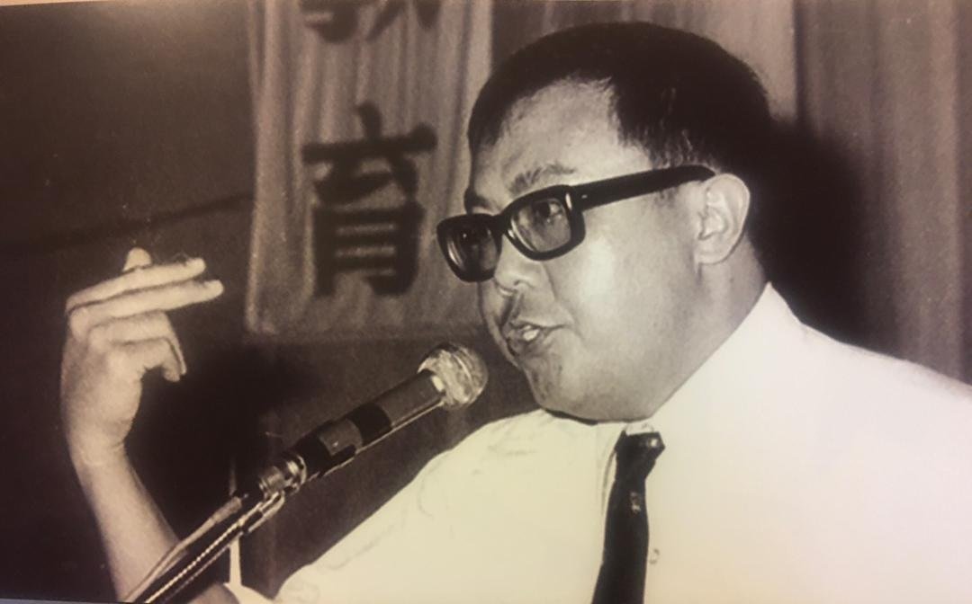 1970年代霹雳州独中复兴运动期间胡万铎先生在群众大会上演讲姿态。