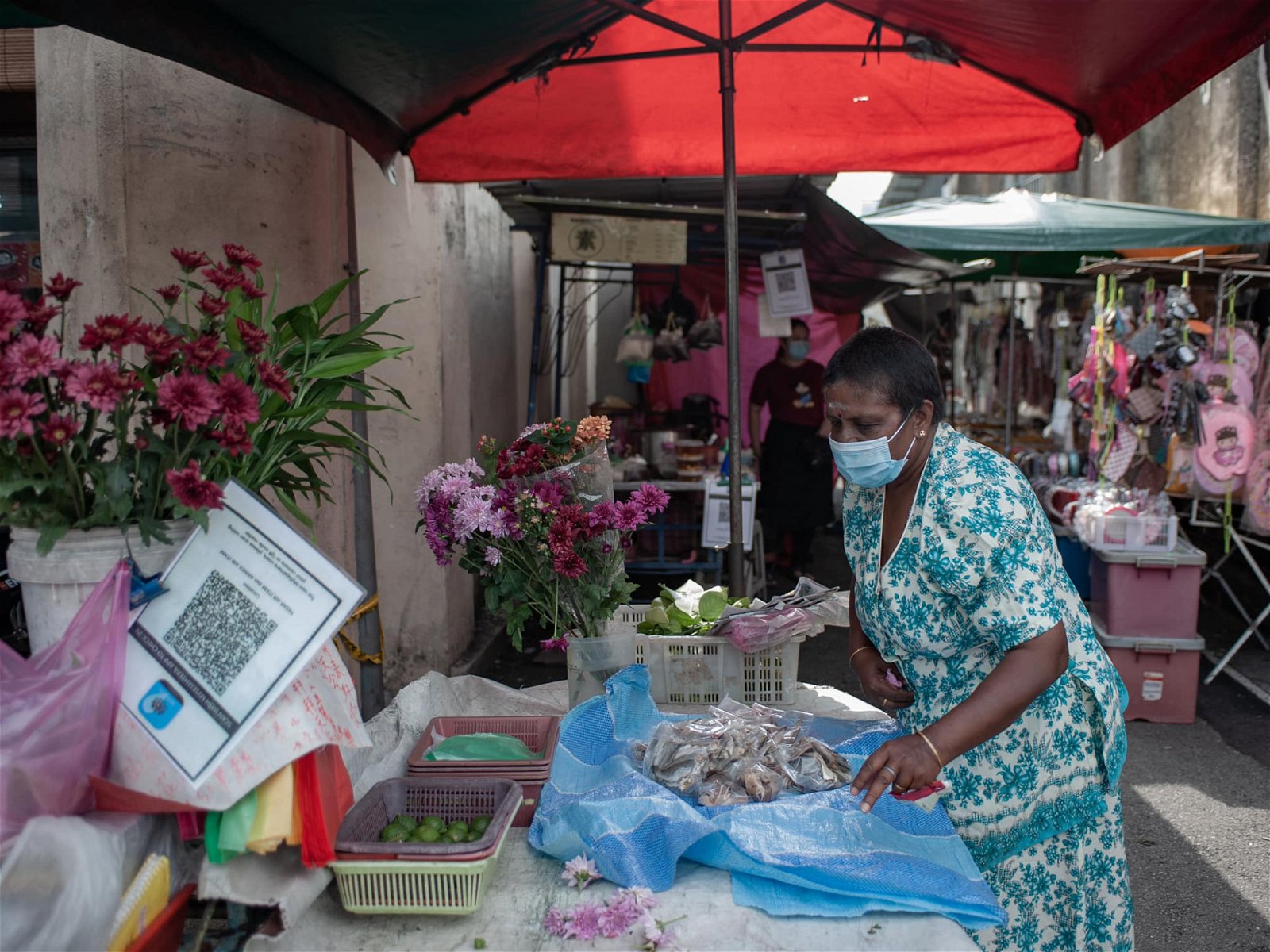 慕鲁琪雅在亚依淡巴刹售卖咸鱼。