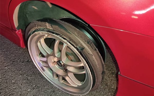 休旅车左边后轮胎疑爆胎，导致意外发生。