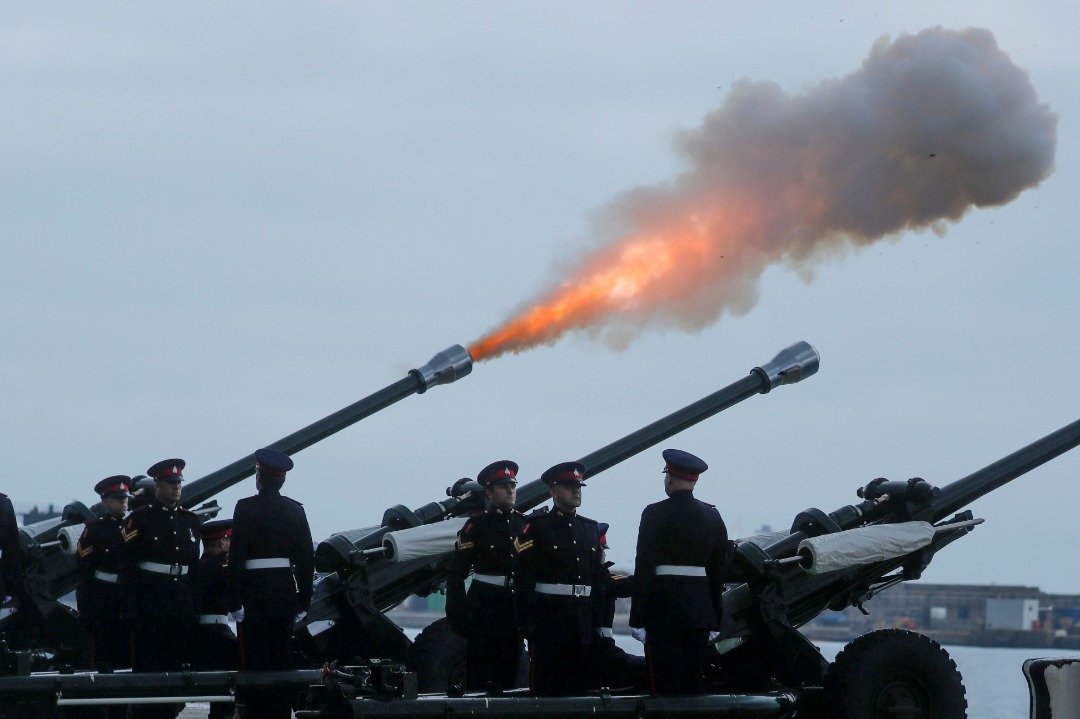 英国属地直布罗陀军团成员当地时间周六鸣放41响礼炮，以纪念英国爱丁堡公爵菲利普亲王去世。-路透社-