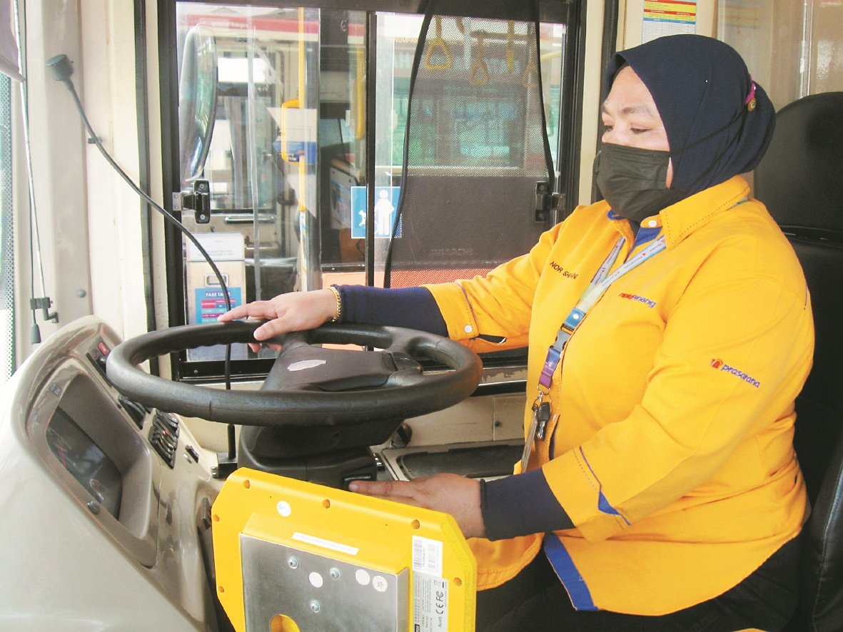 诺苏海妮认为，虽然任职巴士司机是项挑战，但她满意这份工作。