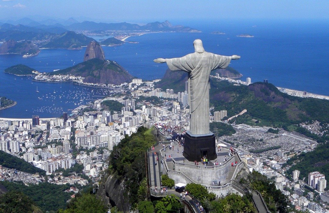 列入联合国教科文组织世界遗产名录的巴西里约热内卢救世基督像，是全球游客最向往的旅游景点之一。