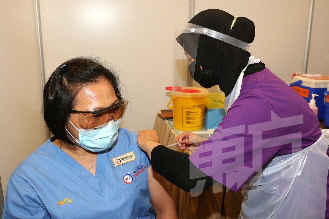 陈月珠（左）对于私人医院成为新冠疫苗接种中心一事表示欢迎。（摄影：刘维杰）