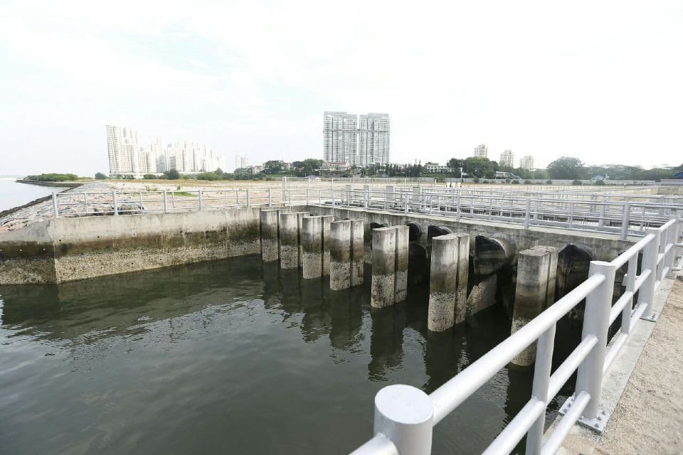 位于丽都滨海大道，靠近新山金海湾的防洪排水系统工程已完工，将有助解决长期困扰当地居民的水灾问题。