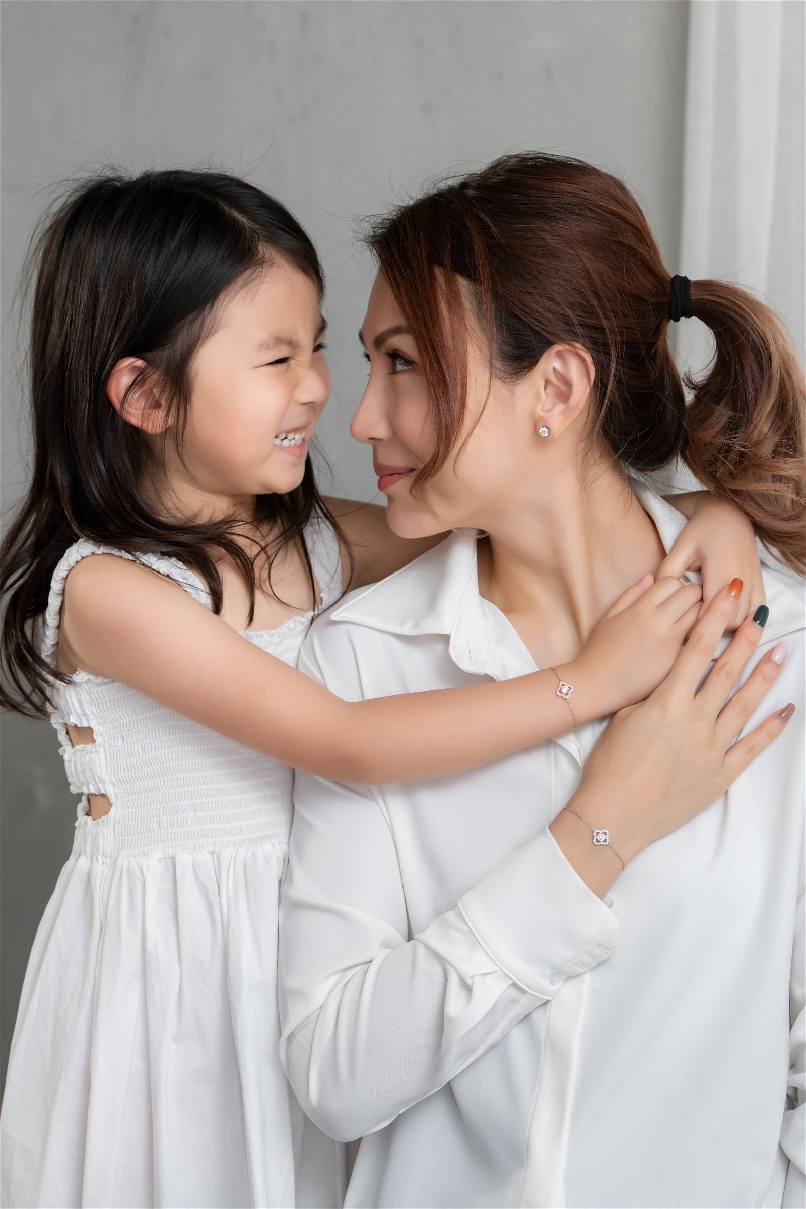 陈乐榣和女儿母女档上阵宣传首饰系列。