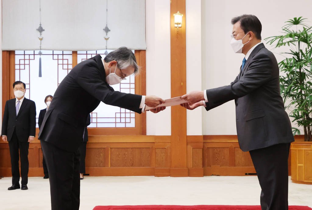 文在寅14日接受日本驻韩大使递交的国书。