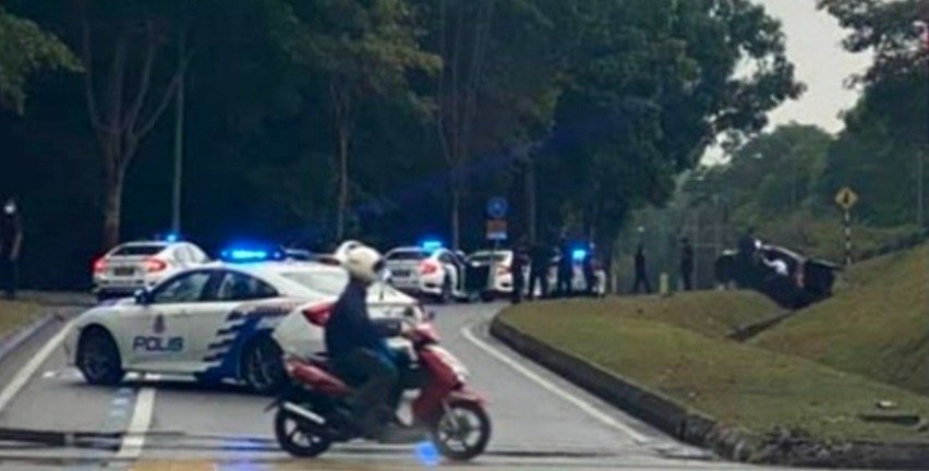 警方与可疑车辆展开一轮追逐战后，可疑轿车最终因失控而撞向路旁，车内的华裔男女当场被警方制伏。