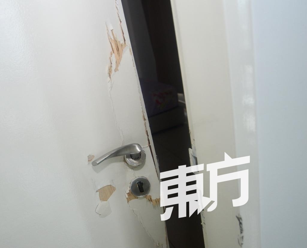 苏女士表示，被警方逮捕行动中砸坏的门，没办法完全合上，这成了3周来最大的隐忧。