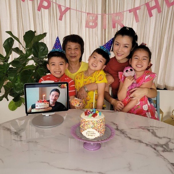 陈茵媺在家中做一个小型生日派对，隔空为老公庆生，仪式感满满。