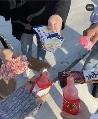 Jennie其中一张7个人拿著冰淇淋的照片，立马被讨伐是超过政府规定的5人聚会。