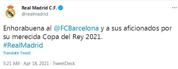 在巴塞罗那夺得西班牙国王杯冠军之后，皇马官方推特也很快发推特，并祝贺巴萨举起了冠军奖杯。