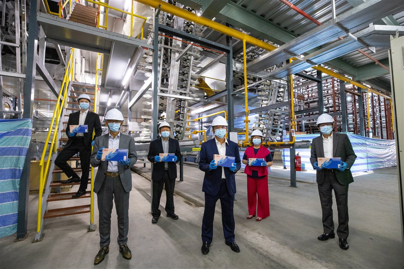 马星集团手套工厂首阶段其中2条手套生产线，已完成测试和调试。
