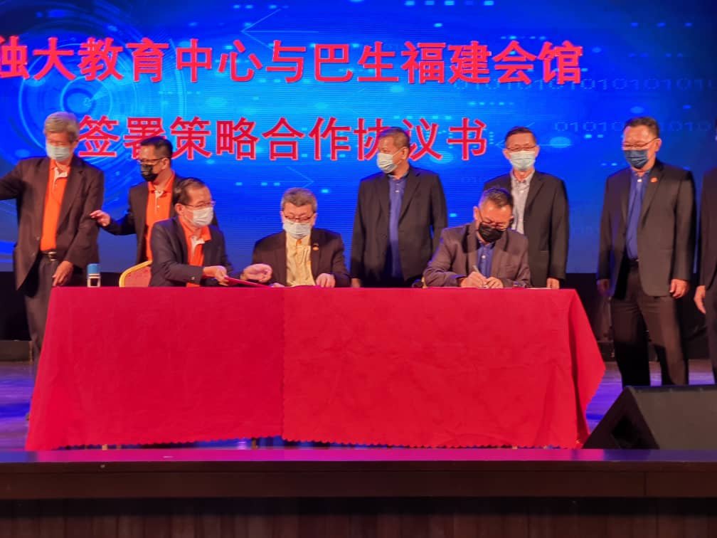林福山(中)作为见证人在策略合作协议书上签名。左为陈正锦，右为苏学民。